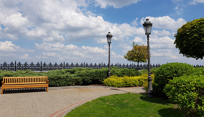 Mezhyhirya lake bank