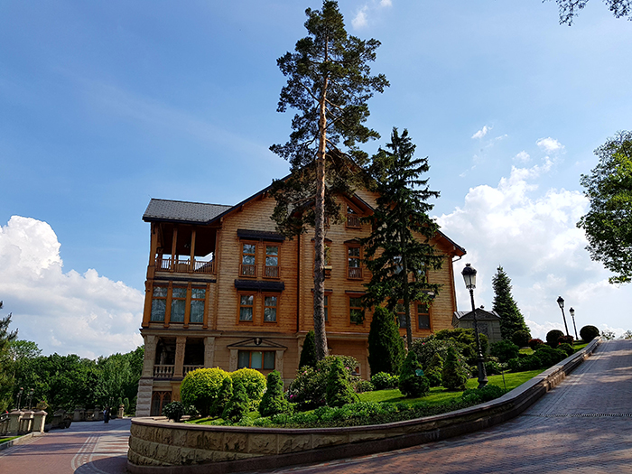 Mezhyhirya Residence Honka house 1